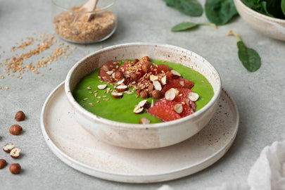 Vegane Smoothie Bowl mit Blattspinat, Apfel und Grapefruit