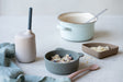 Beeren Porridge mit geriebenem Apfel und Mandel